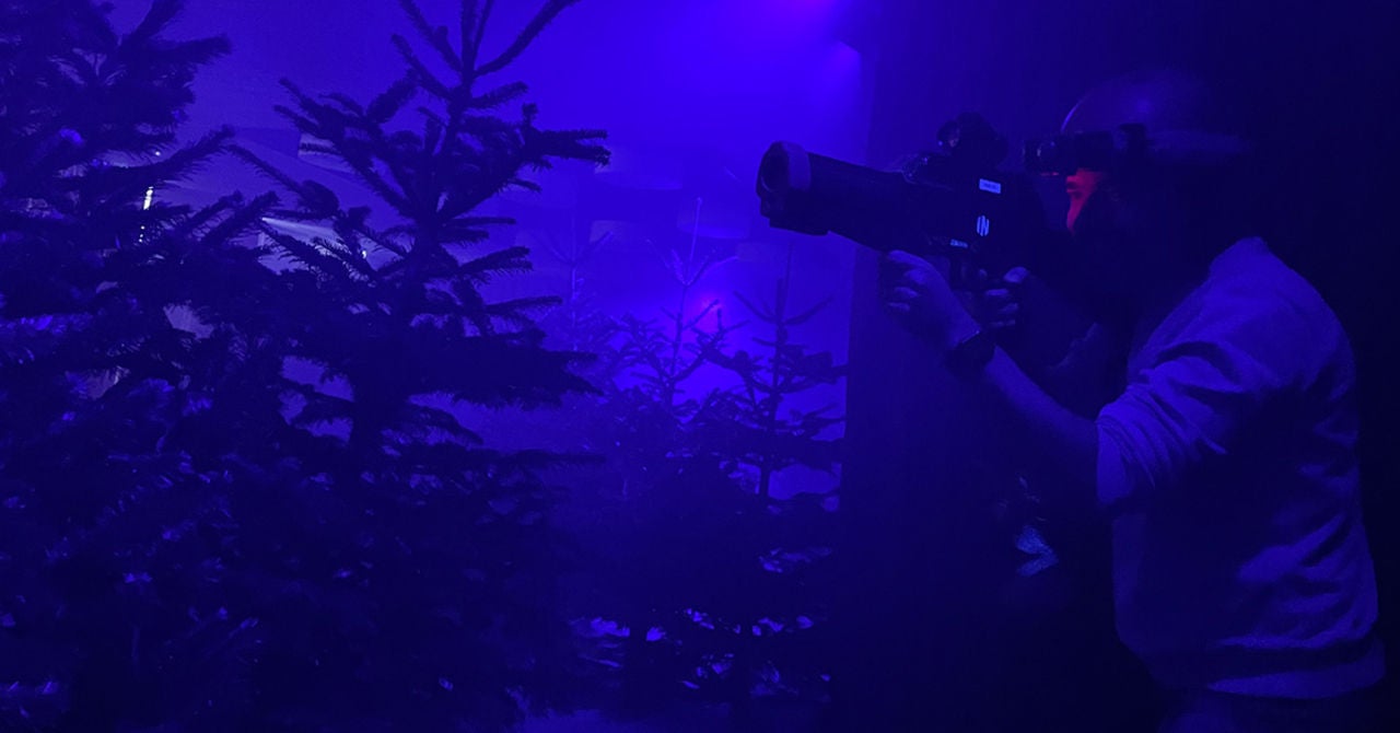 Lasergamen in een winters landschap.