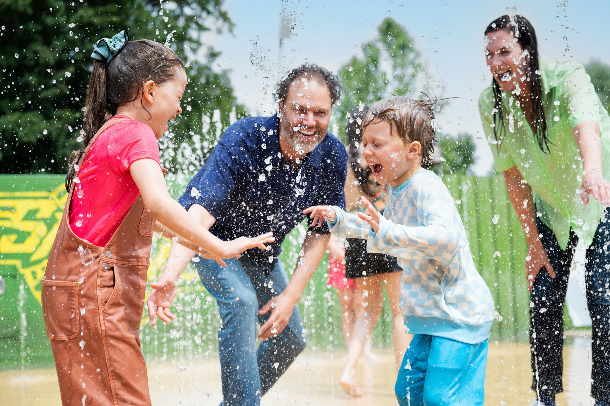 Vermeiden Sie die Wasserstrahlen in den interaktiven Springbrunnen von Cooldown.