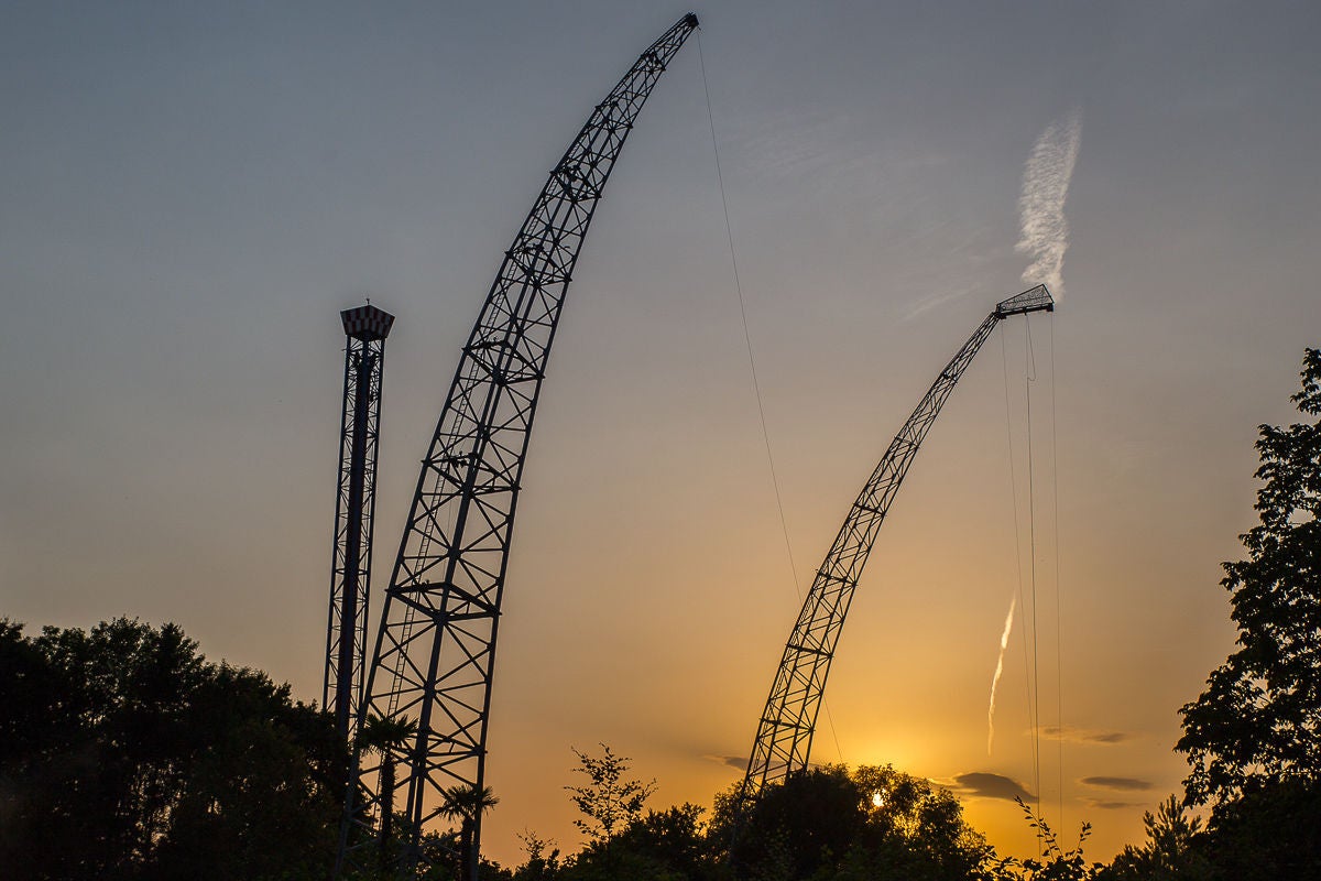 Skydiver in Walibi Holland bij zonsondergang.