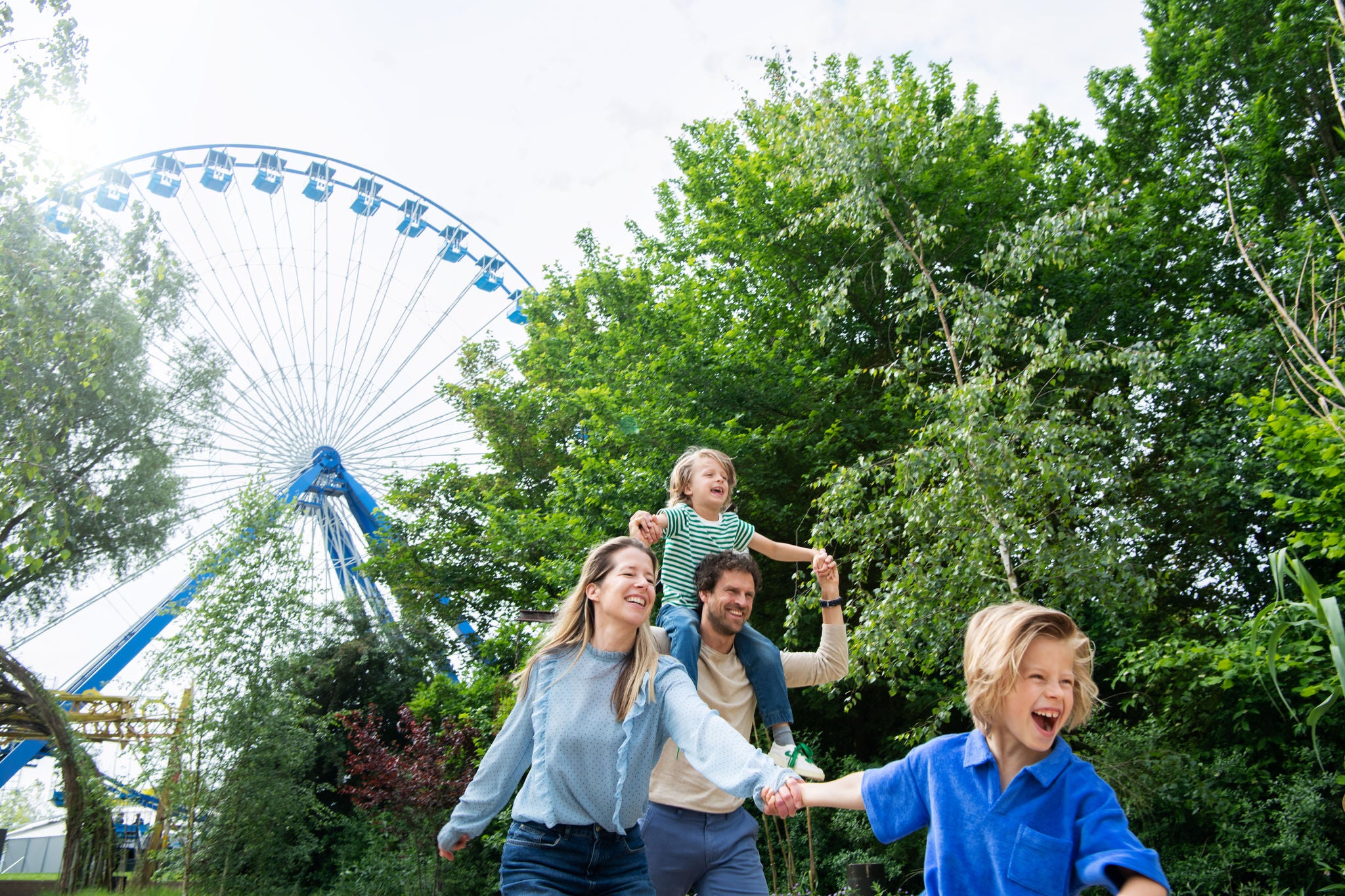 Plezier voor jong en oud bij Walibi Holland, ontdek alle attracties. 