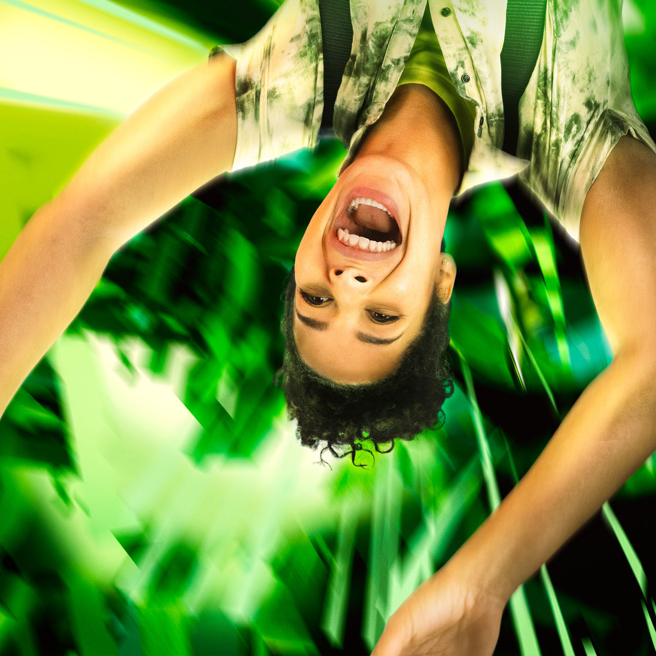 YOY THRILL, zes keer ondersteboven, met hoge snelheid en scherpe bochten!