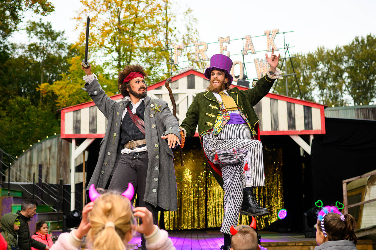 Nimm am großen Monsterball im Festival of Freaks teil