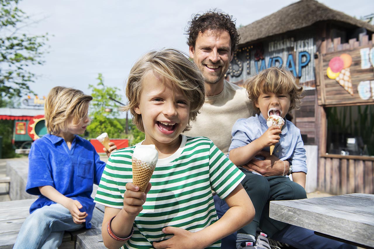 A little boy eating an ice cream at the rstaurant Toast'n Wrap of walibi 