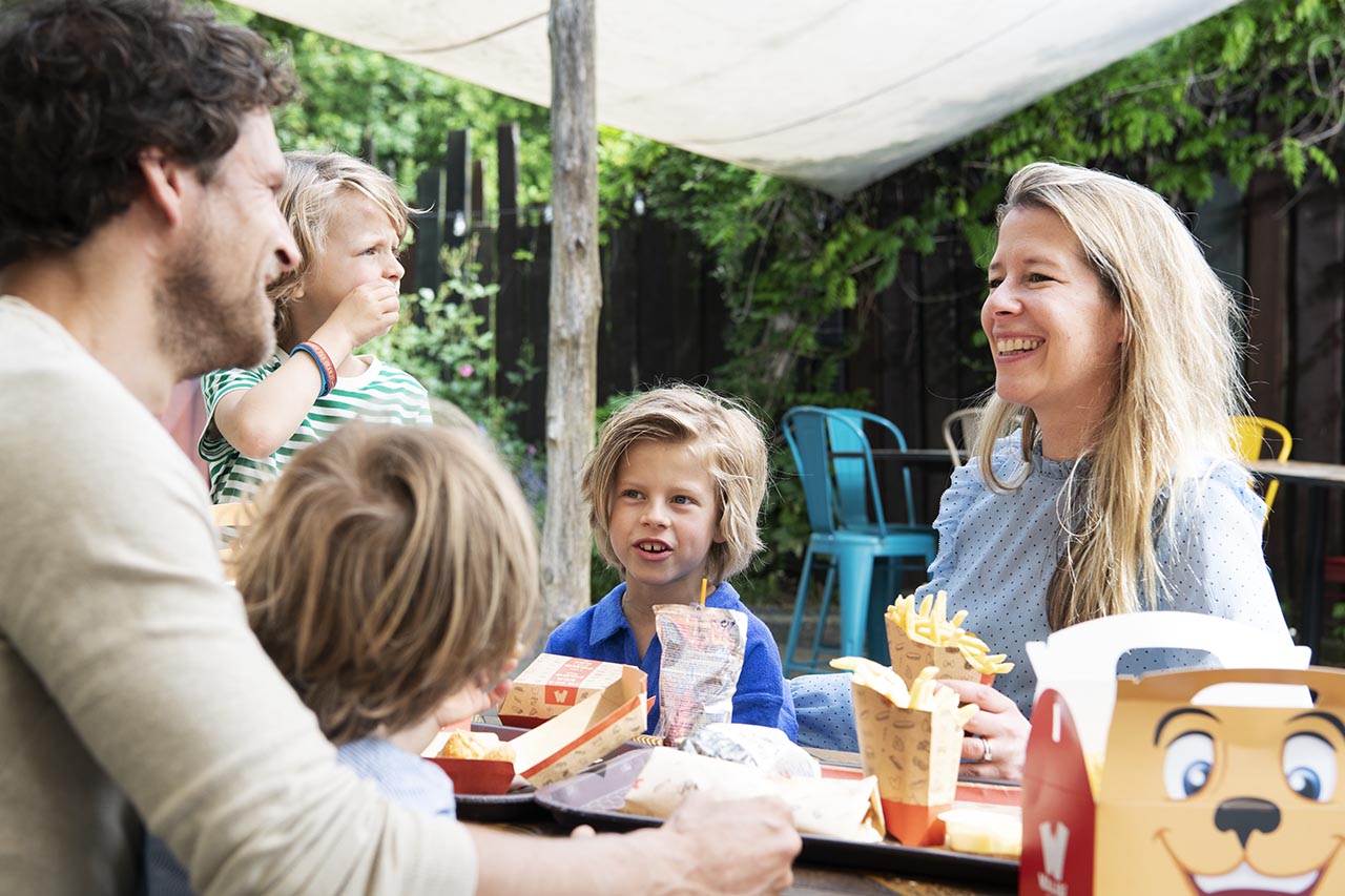 gezin samen aan het eten bij cock-a-doodle-doo bij walibi holland